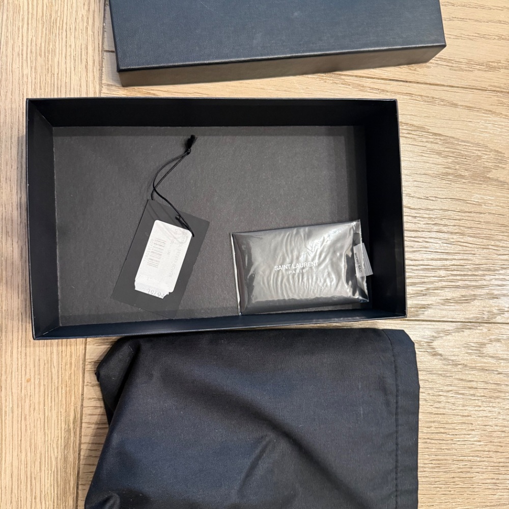 Saint Laurent Cassandre Envelope Chain Wallet - Picture 3 of 7